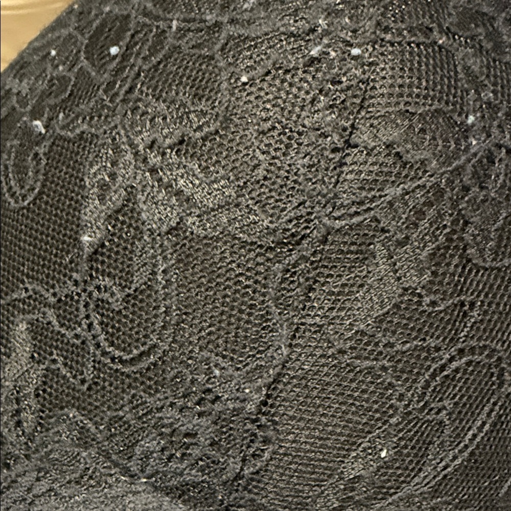 Lace Molded Underwire Bra in Black - Picture 3 of 3
